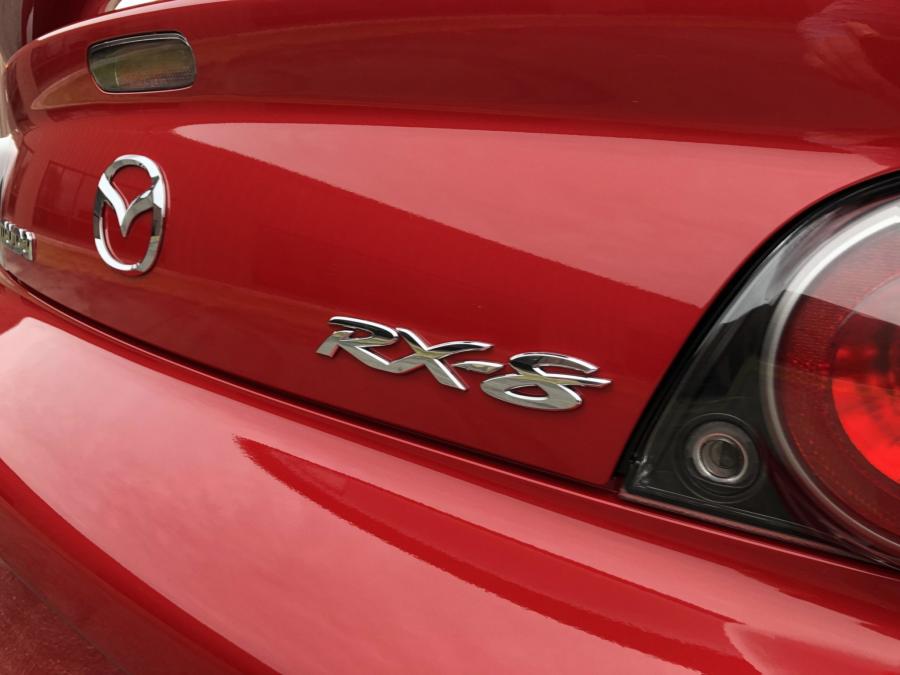 Логотип Mazda RX-8 2005 года  (фото 90 из 197)